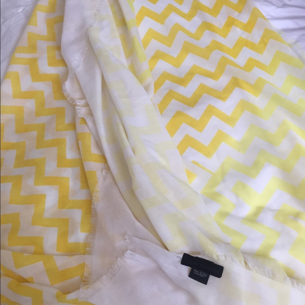 Steve Madden Yellow & White Chevron Summer Scarf